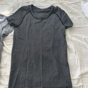 Lululemon Size 6 Striped White and Black Swiftly Tech Short sleeve shirt